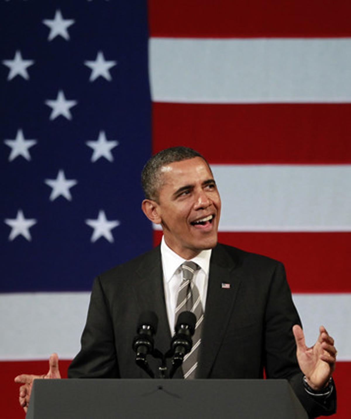 Obama canta durante el acto en Nueva York.