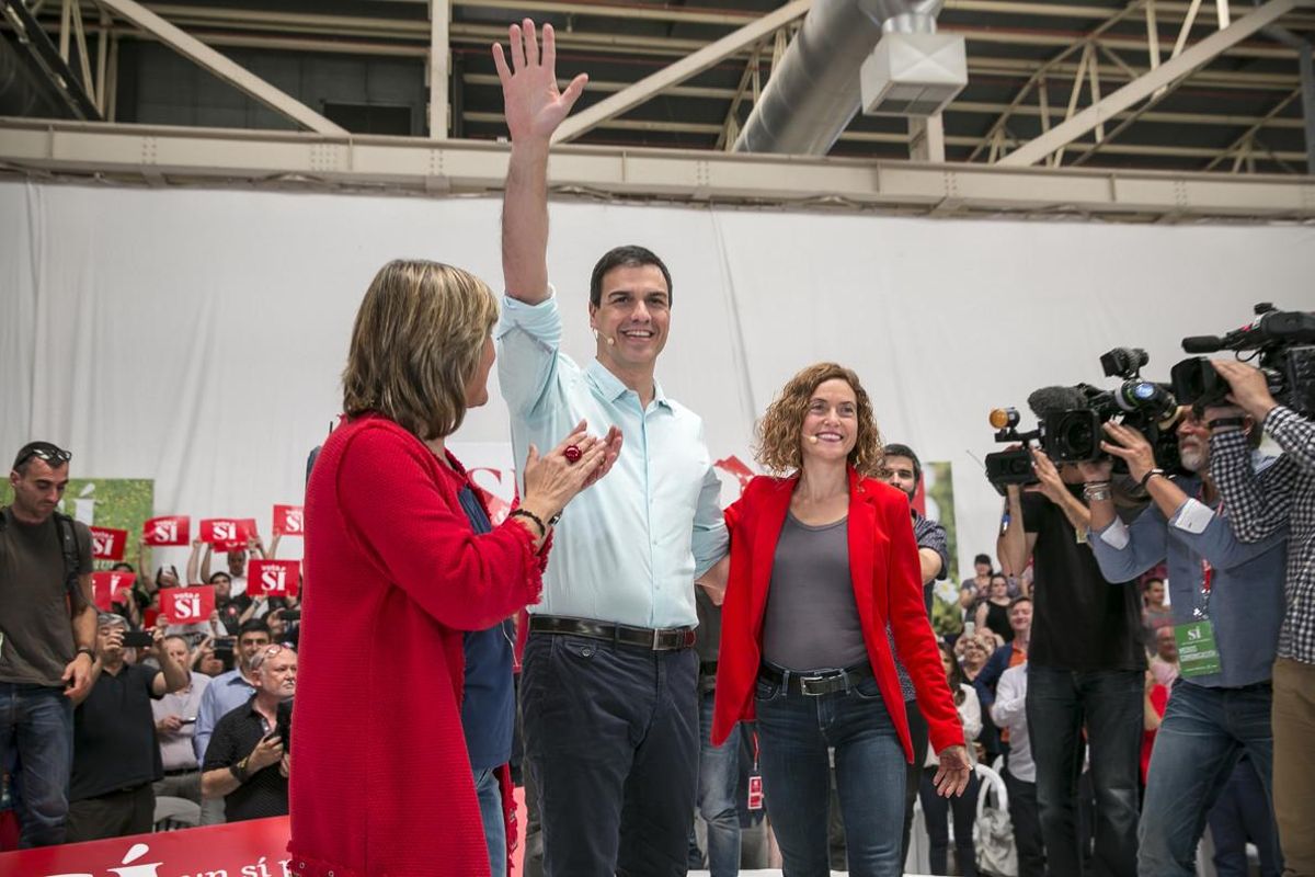 Meritxell Batet y Pedro Sánchez, en la Farga de L’Hospitalet, este sábado. Meritxell Batet y Pedro Sánchez, en la Farga de L’Hospitalet, este sábado.