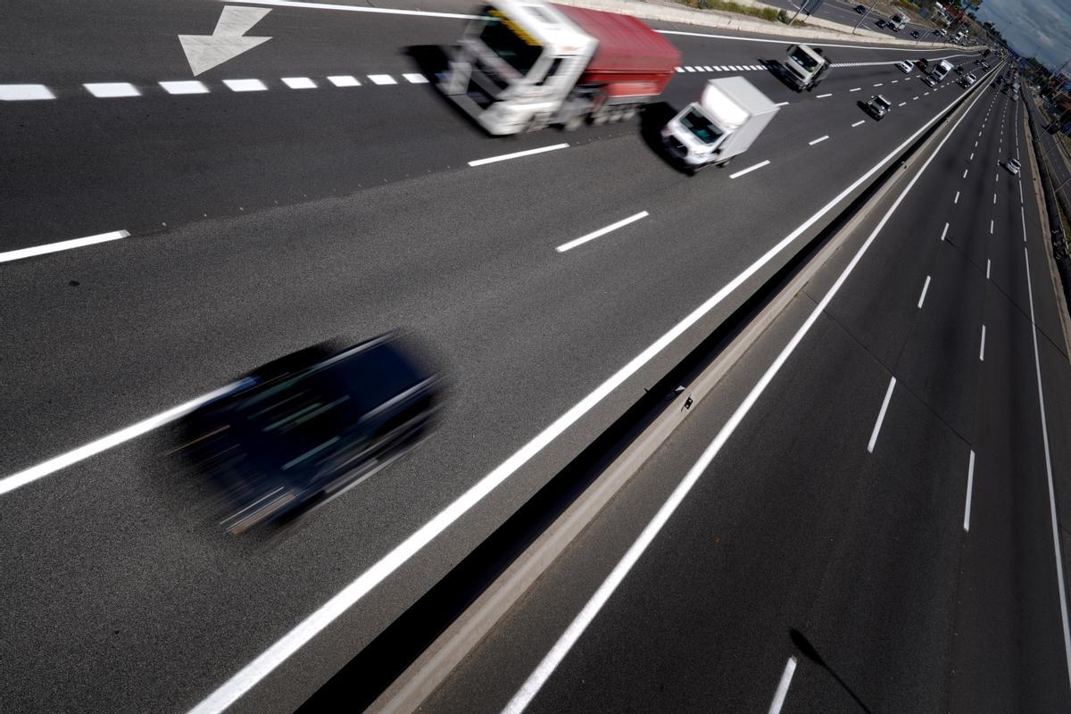Vehículos circulando por una autovía. Vehículos circulando por una autovía.