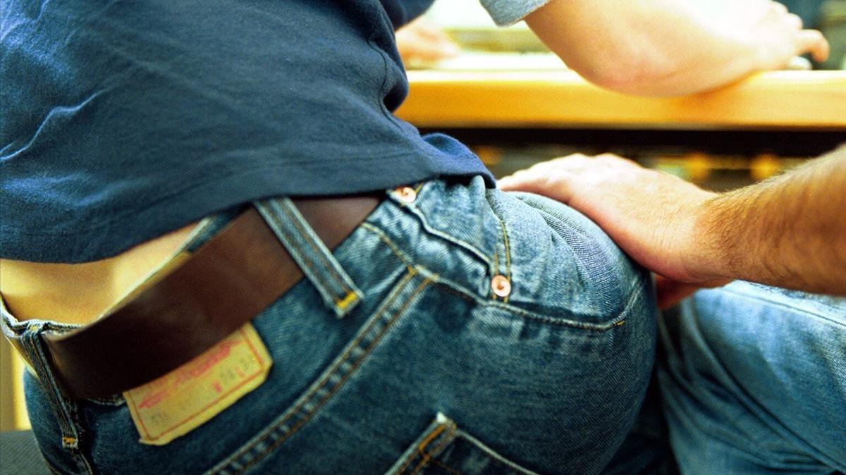 Una mujer es acosada en el trabajo. Una mujer es acosada en el trabajo.