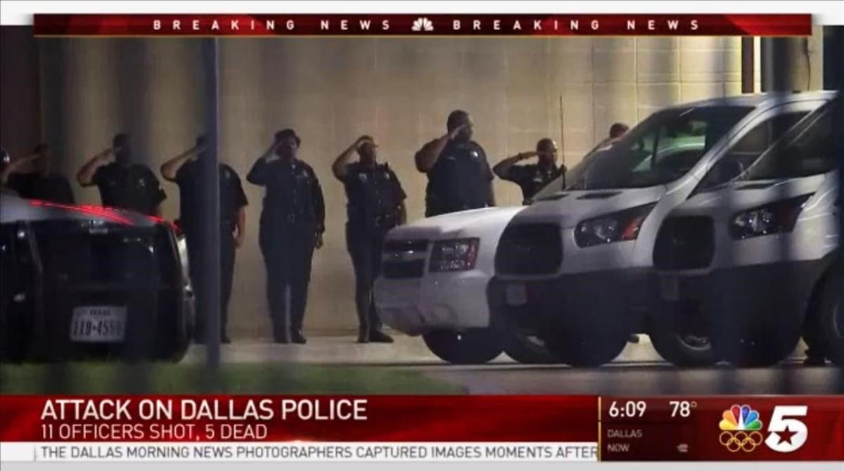 Agentes de polícia de Dallas saludan a sus colegas caídos en el tiroteo, en el exterior de un hospital de Dallas, en una imagen de un vídeo difundido por la NBC.