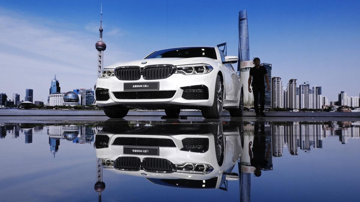 Un visitante observa el coche BMW 5-Series Li en el salón de Shanghái. Un visitante observa el coche BMW 5-Series Li en el salón de Shanghái.