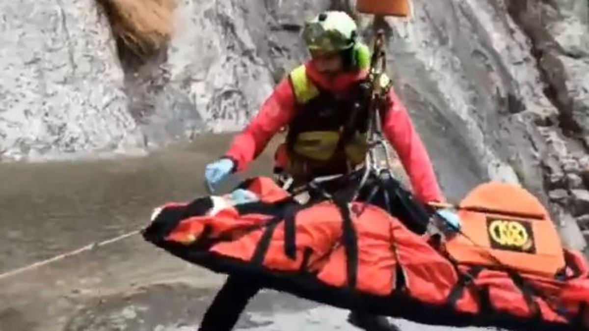 Una excursionista sobrevive a una caída de 40 metros por un barranco de la Vall d'en Bas