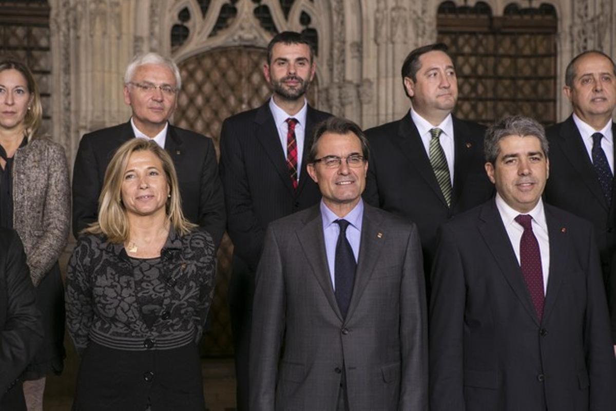 Francesc Homs, a la izquierda de Artur Mas, tras la presentación del nuevo Govern.