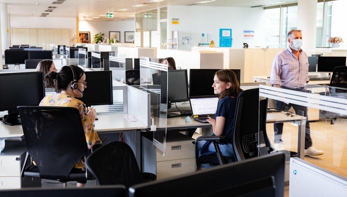 Trabajadores de una oficina, con las medidas reforzadas para evitar contagios del virus. Trabajadores de una oficina, con las medidas reforzadas para evitar contagios del virus.