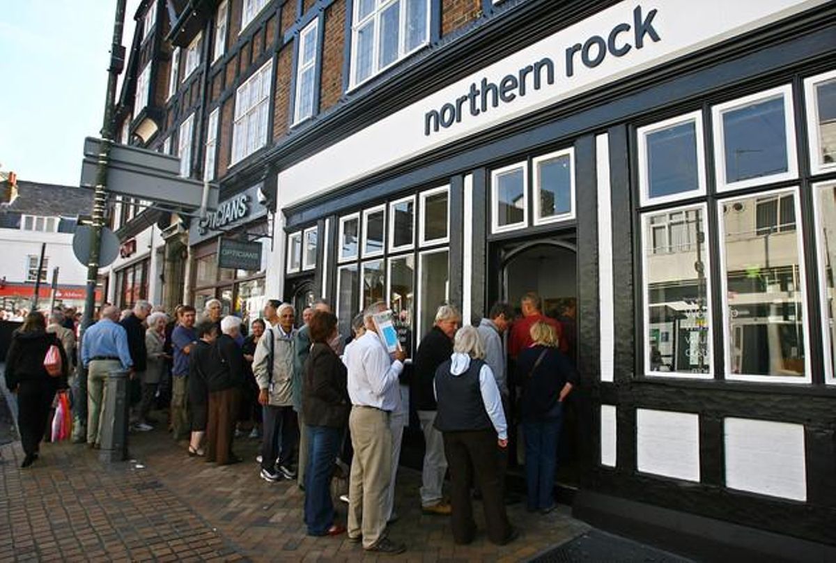 Un grupo de clientes hacen cola en una sucursal del Northem Rock, en Londres, el 2007. Un grupo de clientes hacen cola en una sucursal del Northem Rock, en Londres, el 2007.