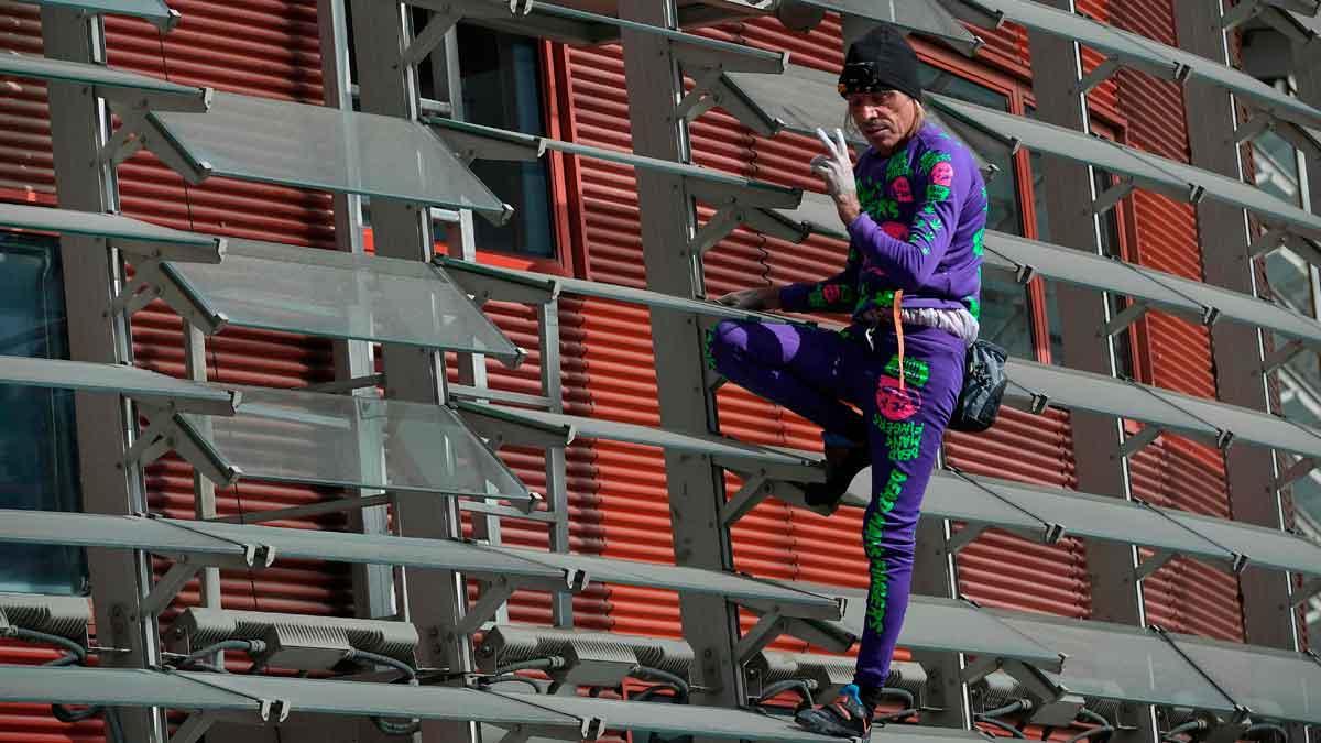 El ’Spiderman francés’ escala de nuevo la torre Glòries de Barcelona.