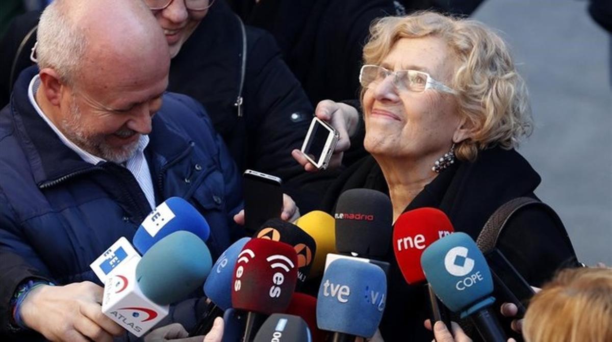 Manuela Carmena haciendo declaraciones sobre la investidura de Pedro Sánchez. 
