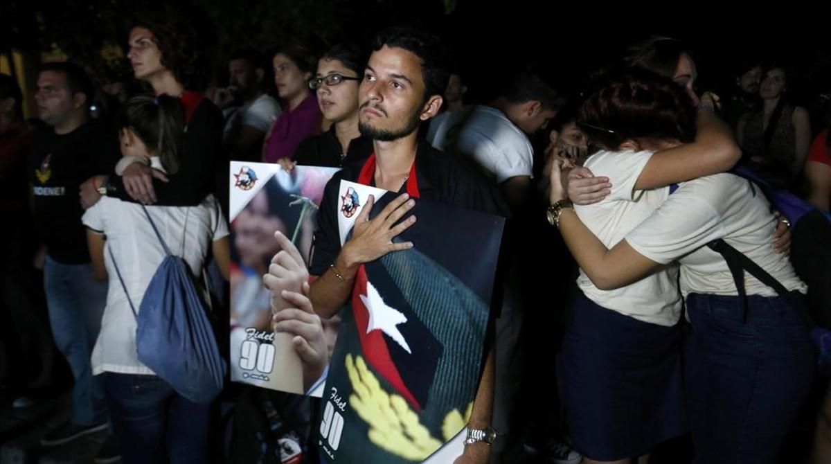 Estudiantes universitarios de La Habana siguen los funerales de Fidel Castro en Santiago por televisión. Estudiantes universitarios de La Habana siguen los funerales de Fidel Castro en Santiago por televisión.
