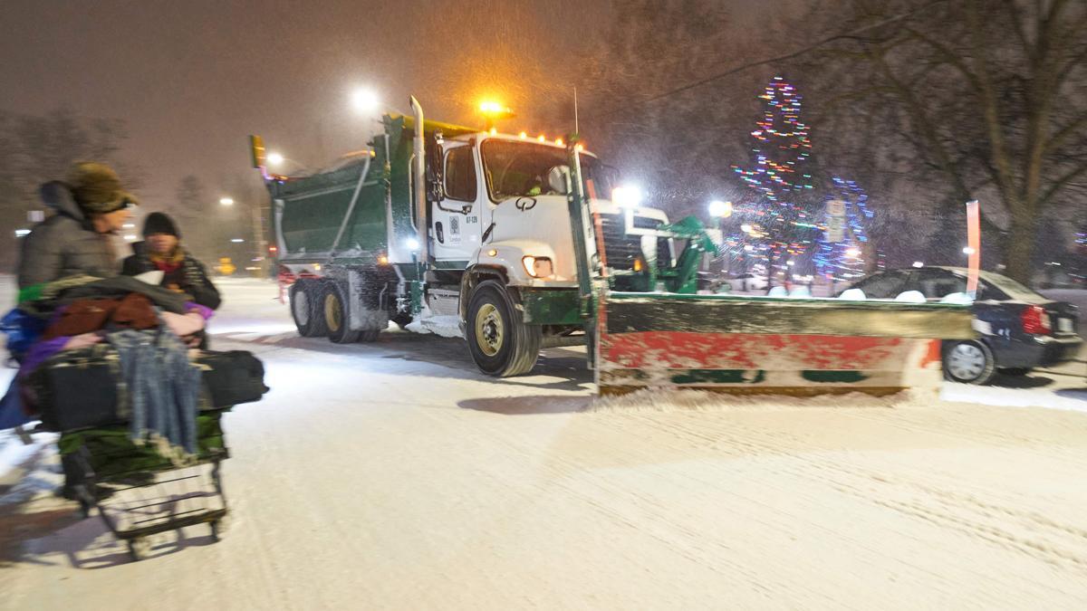 La tormenta ’Elliott’ deja a miles de personas sin viajar y a millones sin luz en Estados Unidos. Parte de Canadá también se ha visto afectada. En la foto, un quitanieves en la localidad de London (Ontario, Canadá).