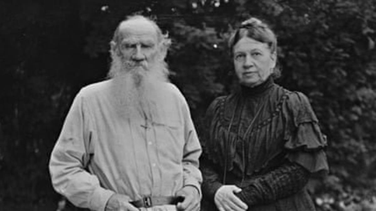 Lev Tolstói y su esposa, Sofia Behrs, hacia 1906.