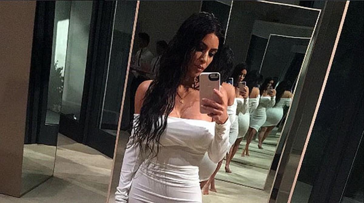 Kim Kardashian posa en un selfie en una foto de su Instagram.