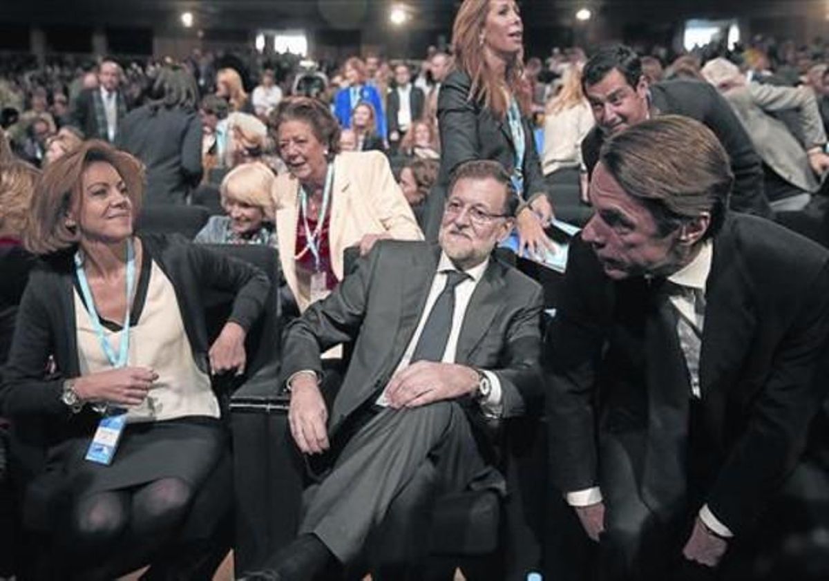 Rajoy, flanqueado por Cospedal y Aznar, ayer, en la primera jornada de la convención del PP. Rajoy, flanqueado por Cospedal y Aznar, ayer, en la primera jornada de la convención del PP.