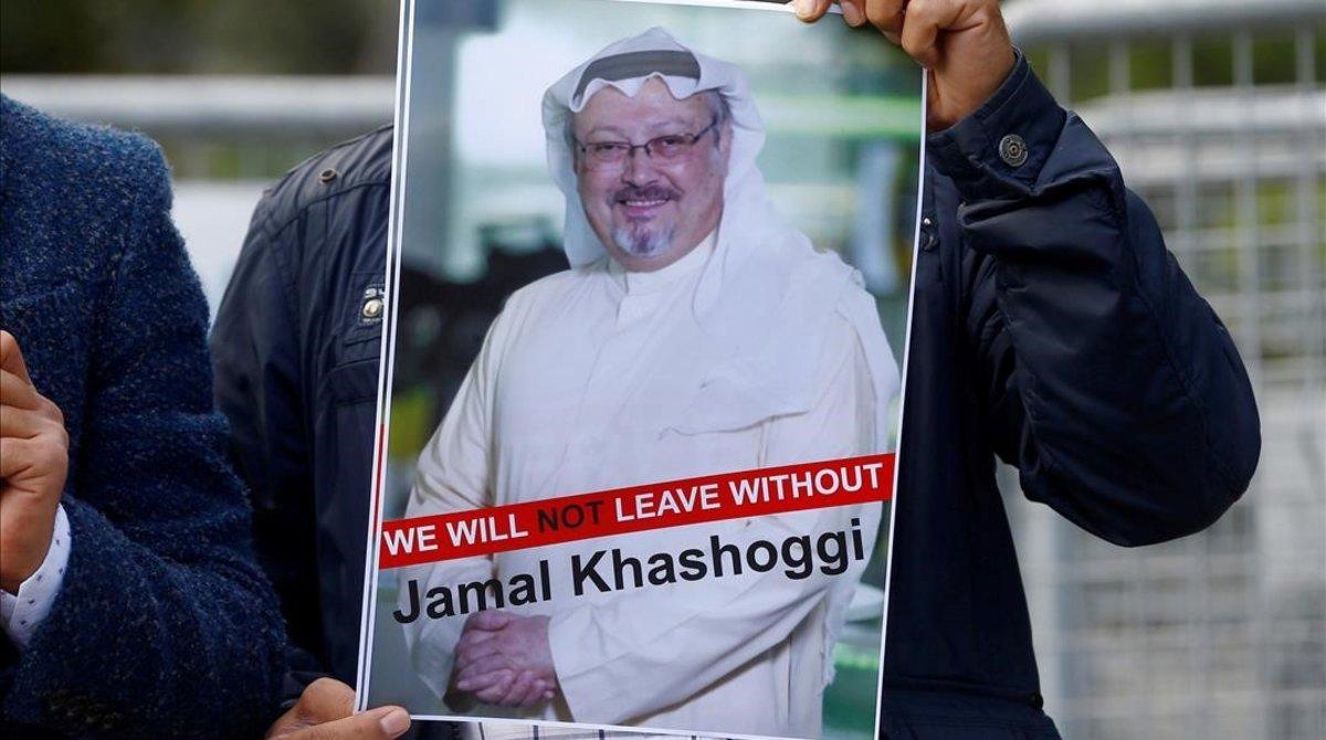 Un manifestante muestra la foto de Jamal Khashoggi en una protesta frente al consulado de Arabia Saudí en Estambul.