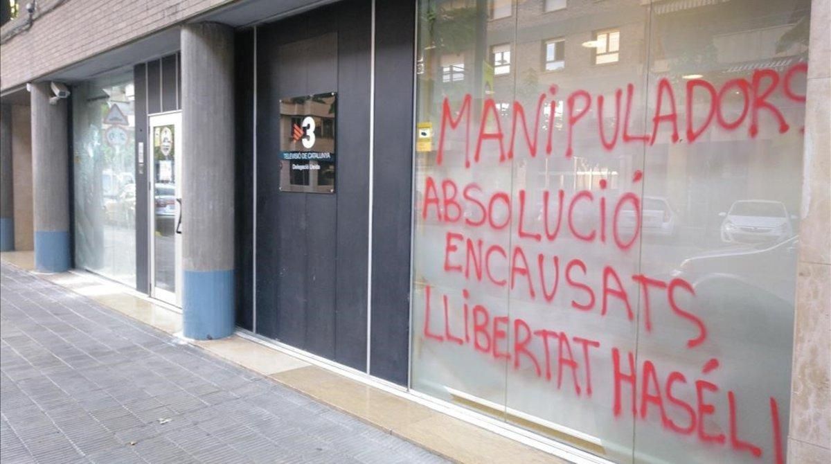 La sede de TV-3 en Lleida, con pintadas este lunes. La sede de TV-3 en Lleida, con pintadas este lunes.