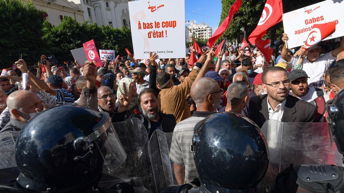 Los tunecinos se enfrentan a la policía antidisturbios durante un mitin contra su presidente a lo largo de la avenida Habib Bourguiba de Túnez.