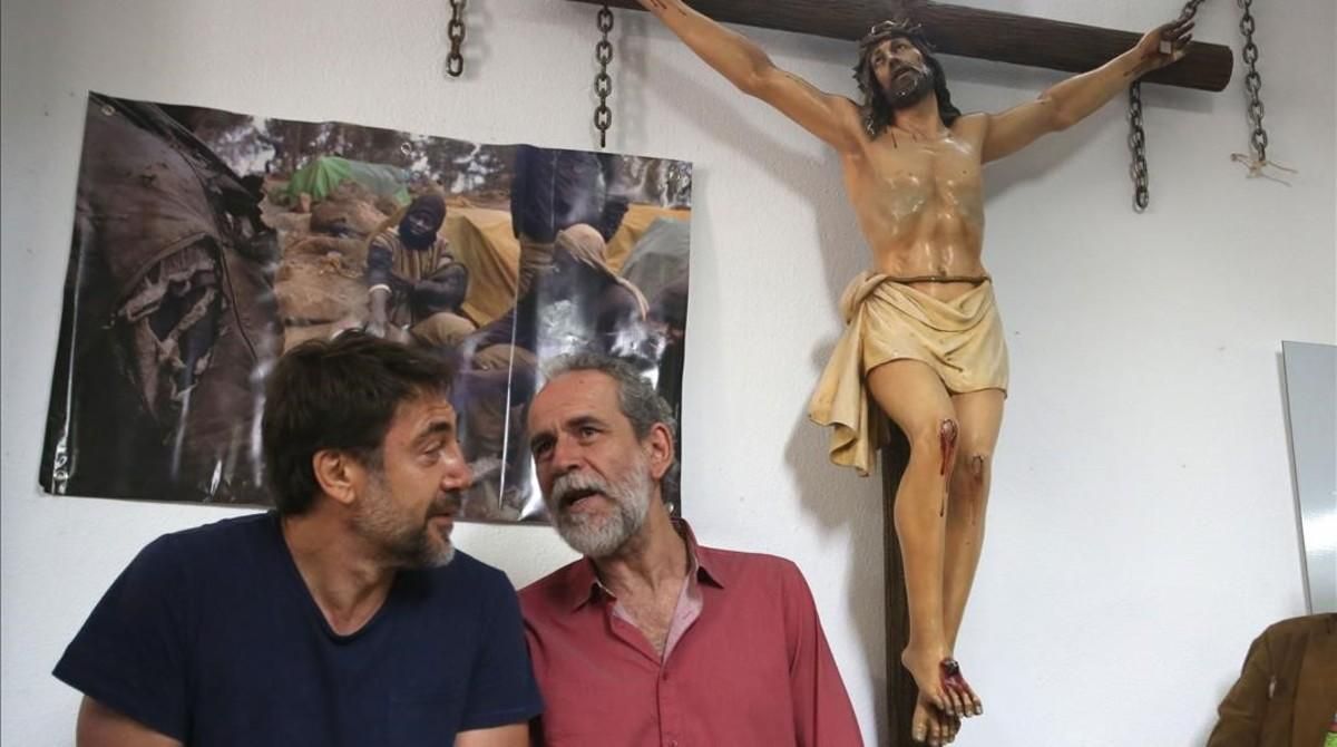 Javier Bardem (izquierda) y Willy Toledo, en la parroquia ’roja’ de Vallecas (Madrid). Javier Bardem (izquierda) y Willy Toledo, en la parroquia ’roja’ de Vallecas (Madrid).