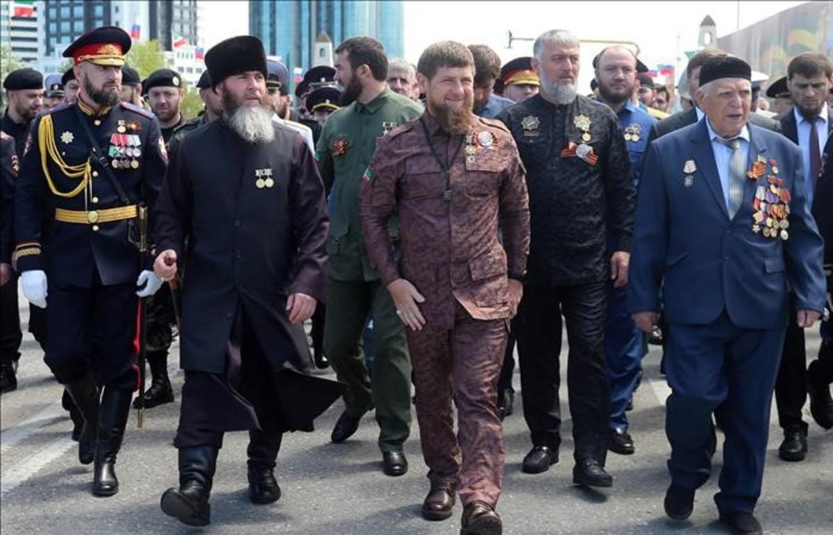 Ramzán Kadírov, vestido de camuflaje, durante la celebración del Día de la Victoria en 2018.  