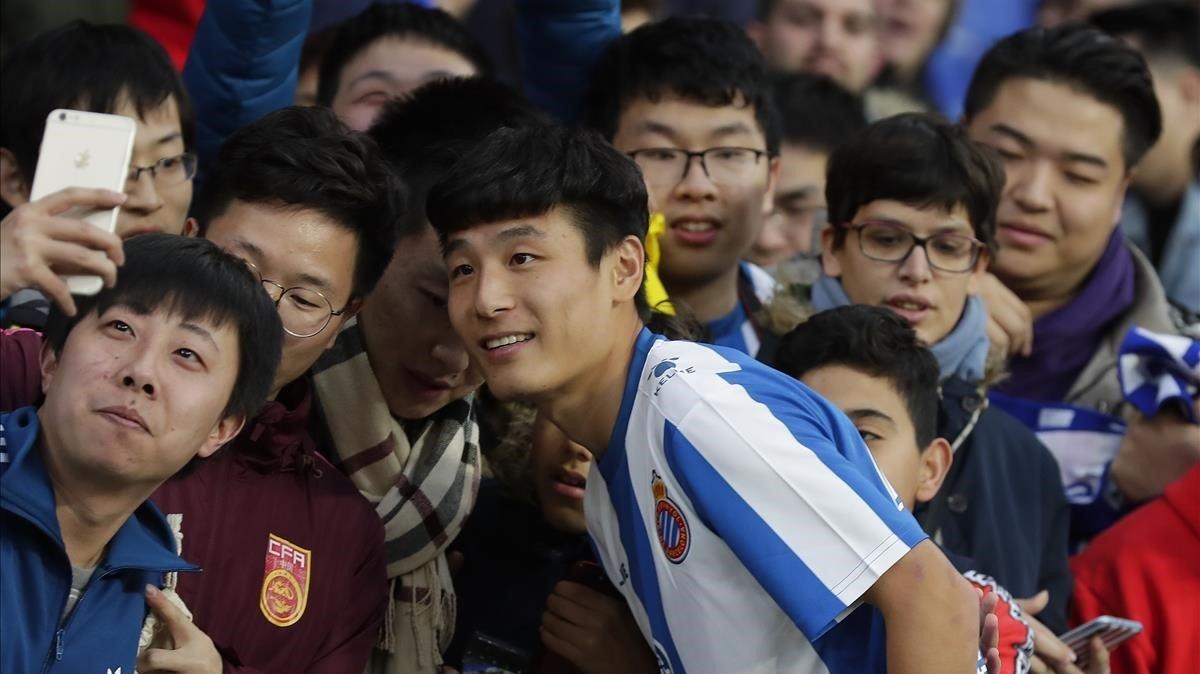 Wu Lei se fotografía con otros chinos, este martes en su presentación como nuevo jugador del Espanyol.