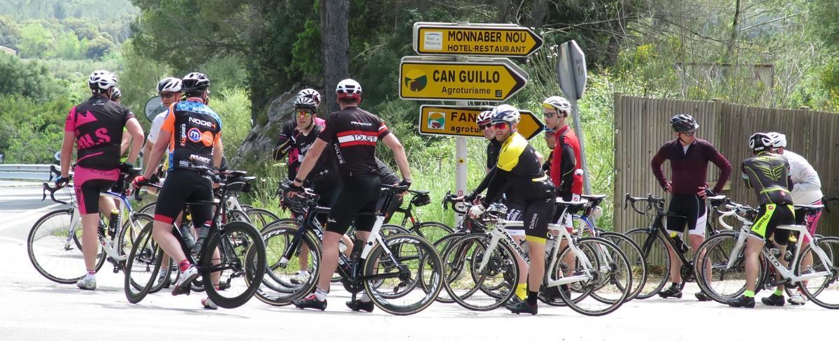 Un grupo de ciclistas en el cruce de la vieja carretera que lleva de Pollença as Campanet, en la isla de Mallorca.