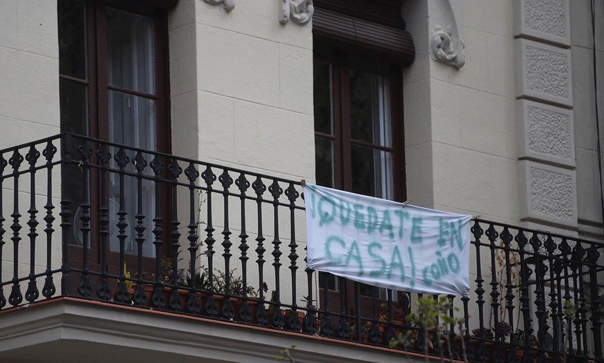 Cartel animando a cumplir el confinamiento en casa, en un balcón de Barcelona, el pasado 22 de abril.