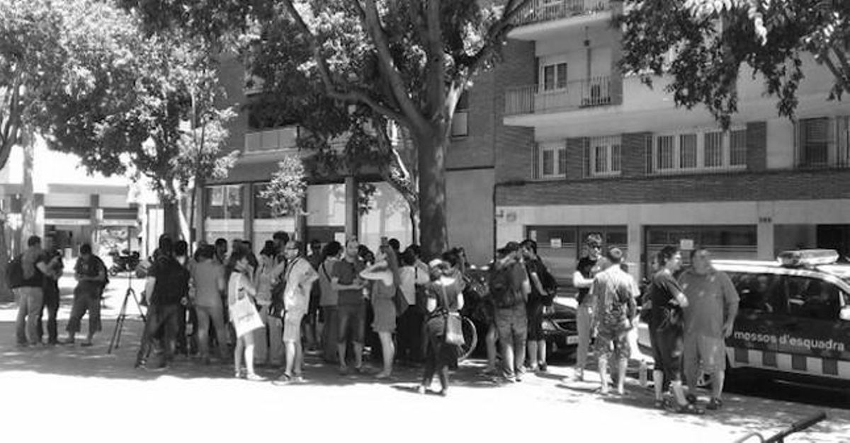 Concentración en la comisaría de Travessera de Les Corts Concentración en la comisaría de Travessera de Les Corts