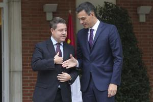 El presidente del Gobierno, Pedro Sánchez, recibe al presidente de Castilla-La Mancha, el socialista Emiliano García-Page, el 15 de octubre de 2018 en la Moncloa. 