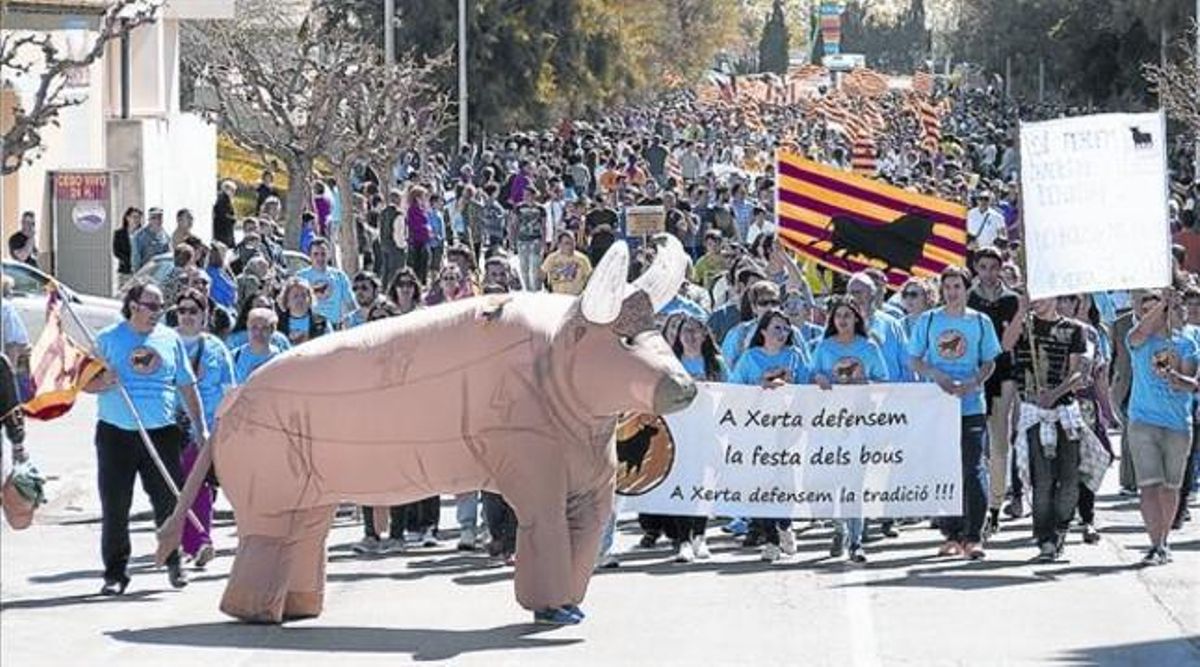 La cabecera de la manifestación taurina celebrada ayer en Amposta. La cabecera de la manifestación taurina celebrada ayer en Amposta.