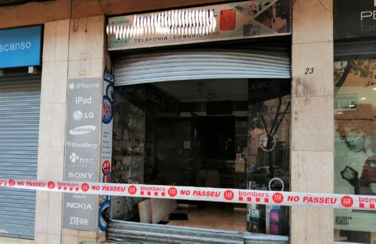 La tienda de Mataró afectada por la explosión.