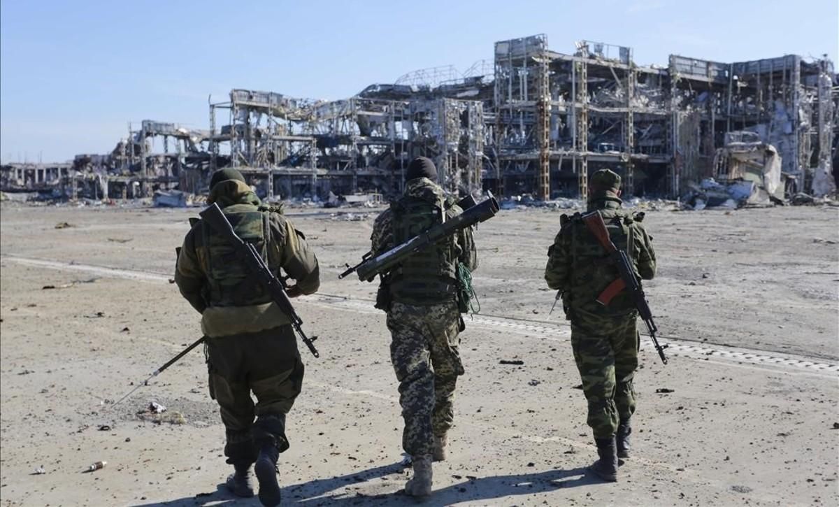 Tres soldados ucranianos prorrusos caminan por el aeropuerto de Donetsk, destruido por la guerra en el 2015. Tres soldados ucranianos prorrusos caminan por el aeropuerto de Donetsk, destruido por la guerra en el 2015.