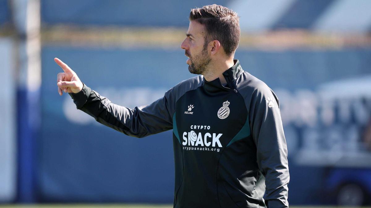 Luis García, en un entrenamiento del Espanyol. Luis García, en un entrenamiento del Espanyol.
