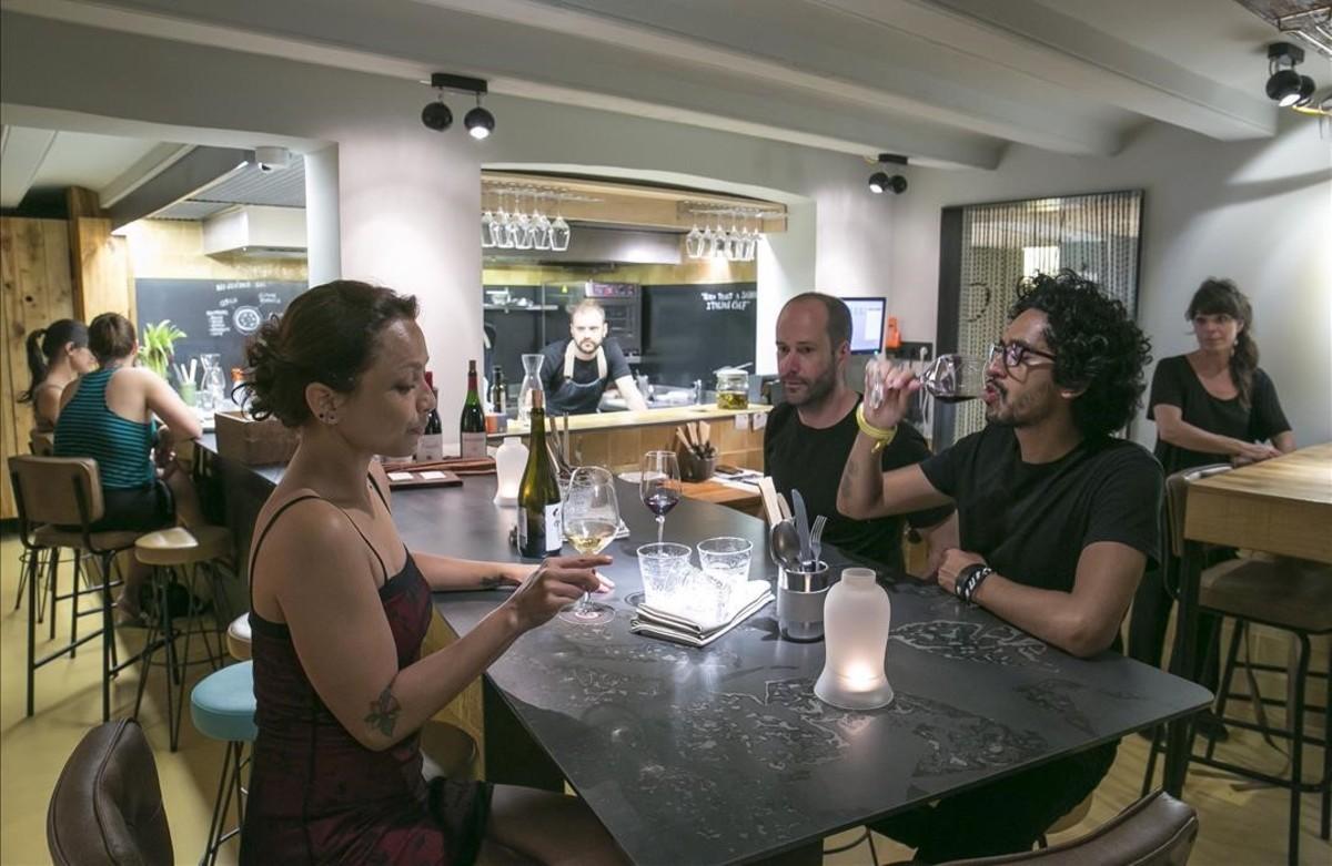 Ambiente en el nuevo bar de vinos Cometa Pla, en Ciutat Vella.