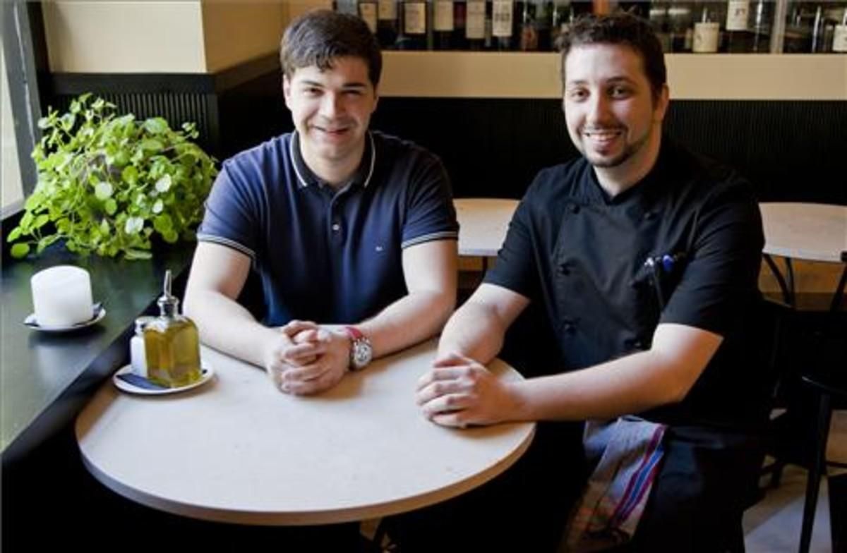 Iván Castro (izquierda) y Pedro Salillas, en una mesita de Mont Bar. Foto: Lali Puig Iván Castro (izquierda) y Pedro Salillas, en una mesita de Mont Bar. Foto: Lali Puig