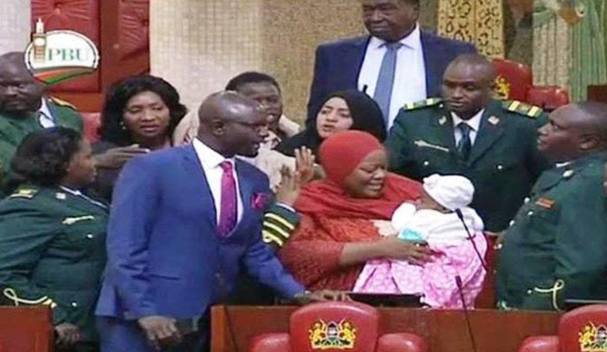 Zuleika Hassan, con su bebé en brazos en el Parlamento de Kenia.