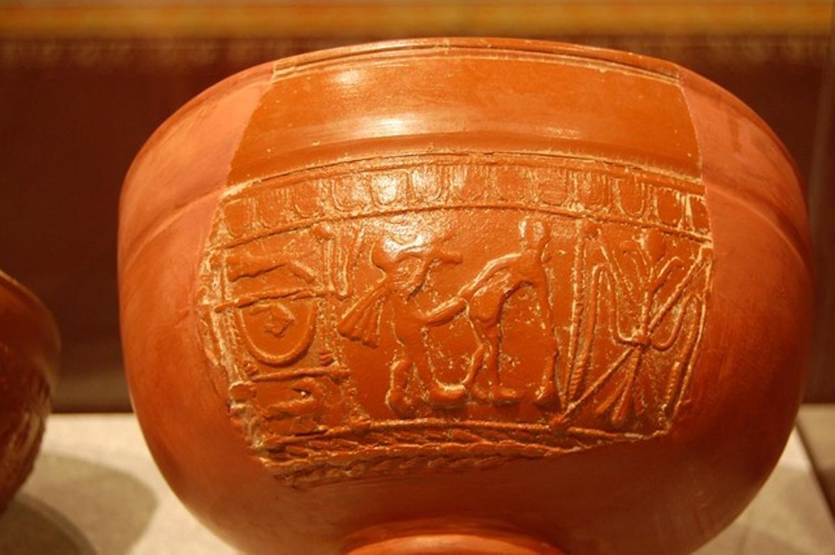 Una de las cerámicas romanas que forman parte de la exposición ’El sexe a l’època romana’