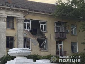 Una imagen distribuida por el servicio de prensa de la Policía Nacional de Ucrania muestra un edificio residencial dañado tras un bombardeo en Marhanets de la zona de Dnipropetrovsk, Ucrania, el 10 de agosto de 2022.