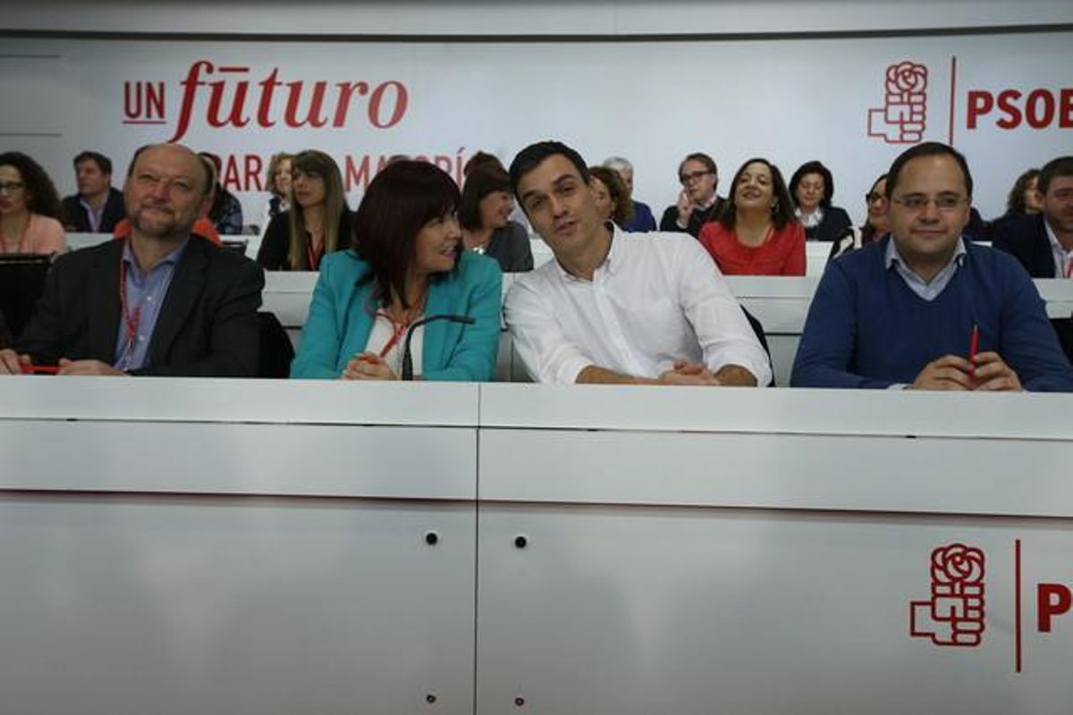 Pedro Sánchez conversa con Micaela Navarro antes del iniciarse la reunión del comité federal del PSOE. Pedro Sánchez conversa con Micaela Navarro antes del iniciarse la reunión del comité federal del PSOE.