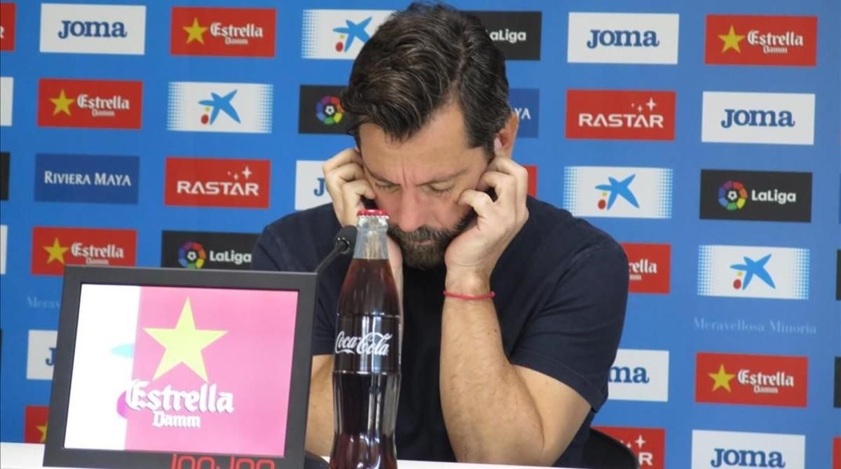 Quique Sánchez Flores, pensativo hoy, en la Ciudad Deportiva Dani Jarque, antes de la conferencia de prensa. Quique Sánchez Flores, pensativo hoy, en la Ciudad Deportiva Dani Jarque, antes de la conferencia de prensa.
