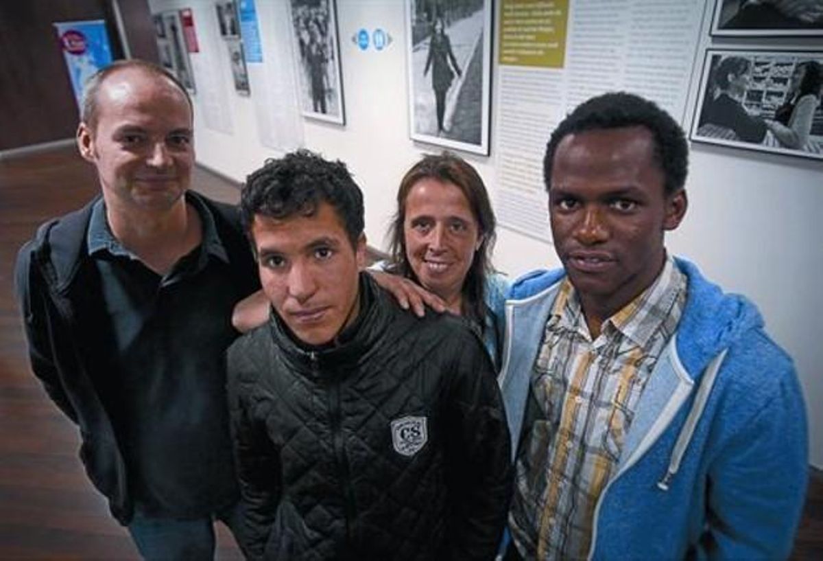 Satisfechos 8 De izquierda a derecha, Roca, Zafod, Cortés y Diallo, en el Palau Macaya, en Barcelona, el pasado 8 de mayo. Satisfechos 8 De izquierda a derecha, Roca, Zafod, Cortés y Diallo, en el Palau Macaya, en Barcelona, el pasado 8 de mayo.