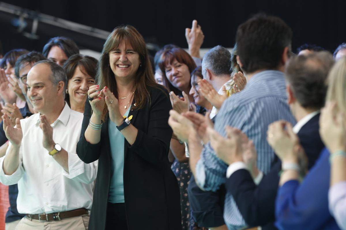  El secretario general de JxCat, Jordi Turull (i), y la presidenta del partido, Laura Borràs (c), aplauden durante la segunda jornada del congreso de la formación política este domingo en L’Hospitalet de Llobregat.
