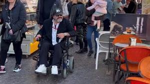  Un clon de Maradona pasea en su silla de ruedas por Nápoles