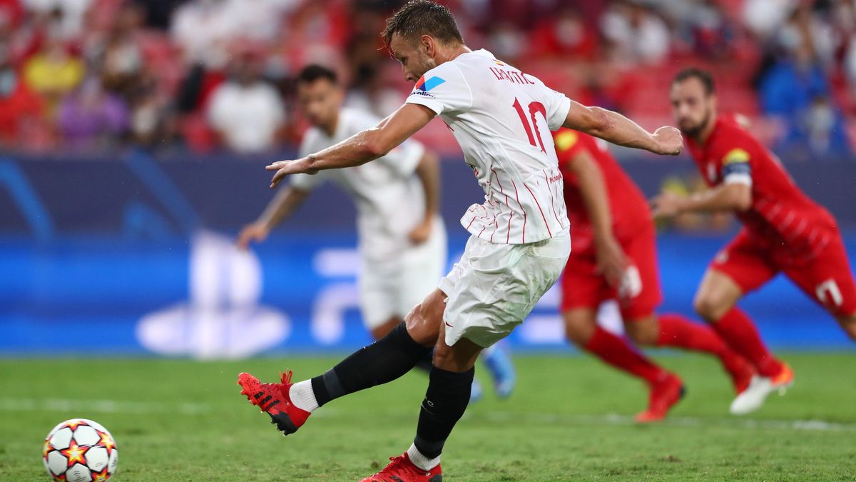 Rakitic lanza el penalti que supuso el empate del Sevilla este martes. Rakitic lanza el penalti que supuso el empate del Sevilla este martes.
