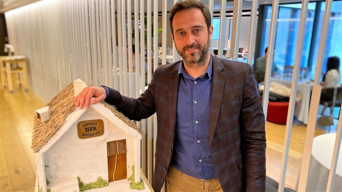Joaquim López, en el restaurante Xerta, con la cabaña que usan para servir uno de los platos del menú degustación. Joaquim López, en el restaurante Xerta, con la cabaña que usan para servir uno de los platos del menú degustación.