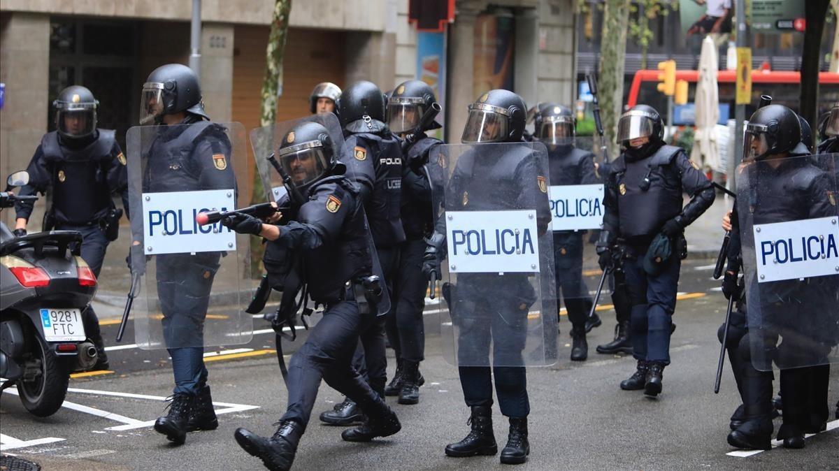 La Policía Nacional empleándose con pelotas de goma.