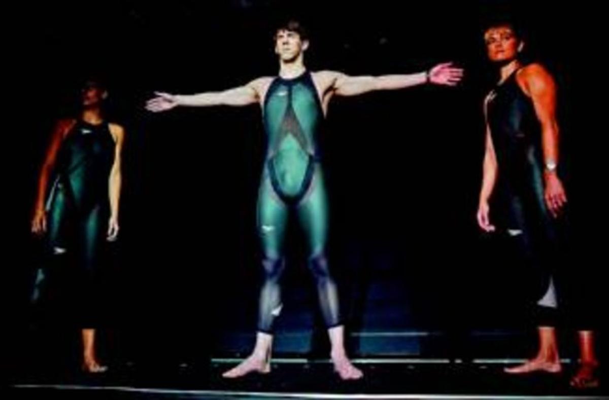  Tecnología Michael Phelps (centro), Amanda Beard (izquierda) y Natalie Coughlin, en la presentación de los bañadores Speedo.