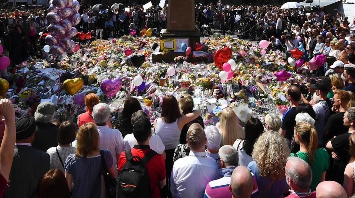 La multitud congregada en Manchester en homenaje a las víctimas.