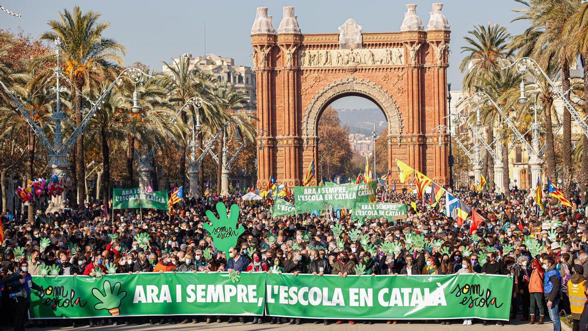 Decenas de miles de personas protestan contra la "intrusión" de los tribunales en el modelo de escuela catalana