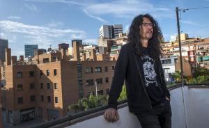 El dibujante Jaime Martín, fiel a Motörhead como demuestra su camiseta, rodeado de edificios del viejo y el nuevo L’Hospitalet, en la casa donde creció, la pasada semana.