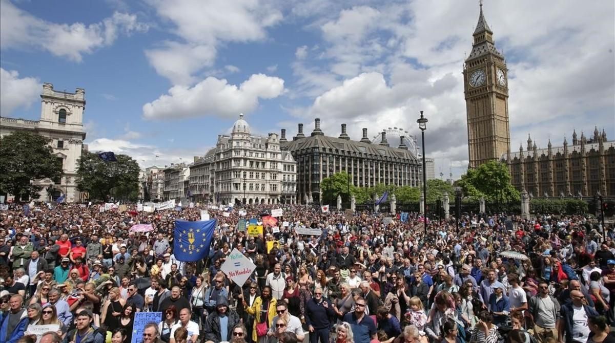 Partidarios de la permanencia en la UE se manifiestan en Parliament Square, en Londres, el 2 de julio. Partidarios de la permanencia en la UE se manifiestan en Parliament Square, en Londres, el 2 de julio.