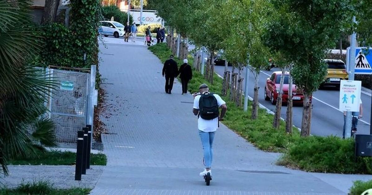 Un joven circulando con un VMP por la acera Un joven circulando con un VMP por la acera